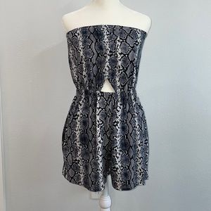 NWT Heart & Hips Snakeskin Romper Size Medium